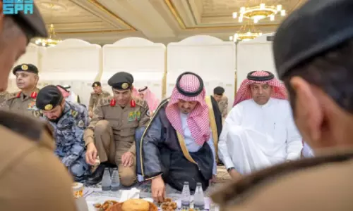 മ​സ്ജി​ദു​ൽ ഹ​റാ​മി​ലെ സു​ര​ക്ഷാ ഉ​ദ്യോ​ഗ​സ്ഥ​ർ​ക്കൊ​പ്പം ഇ​ഫ്താ​റി​ൽ പ​ങ്കു​ചേ​ർ​ന്ന് മ​ക്ക ഡെ​പ്യൂ​ട്ടി ഗ​വ​ർ​ണ​ർ