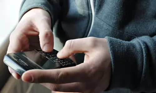 ത​ട​വു​കാ​ര​നി​ൽ നി​ന്ന് മൊ​ബൈ​ൽ ഫോ​ൺ പി​ടി​കൂ​ടി