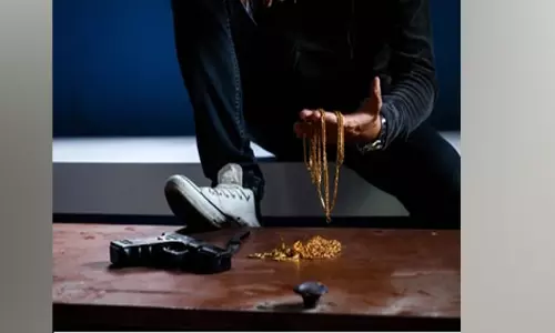 ജോ​ലി​ക​ഴി​ഞ്ഞ് മ​ട​ങ്ങു​ന്ന​തി​നി​ടെ യു​വ​തി​യു​ടെ സ്വ​ര്‍ണ മാ​ല ക​വ​ർ​ന്നു