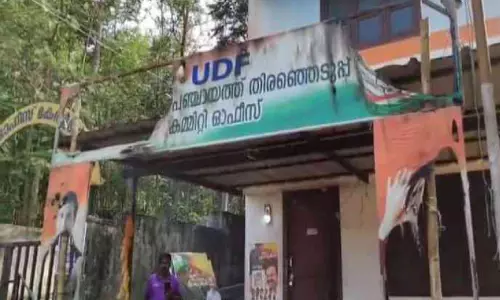 കേ​ര​ള​ശ്ശേ​രി​യി​ൽ കോ​ൺ​ഗ്ര​സ് ഓ​ഫി​സി​ന് തീ​യി​ട്ടു