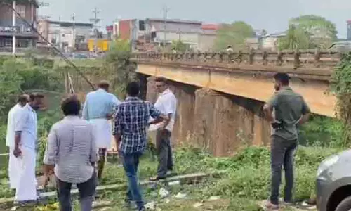 മുക്കത്ത് നിർമാണം തുടങ്ങിയ പാലത്തിന്‍റെ അലൈൻമെന്‍റിൽ അശാസ്ത്രീയതയെന്ന് പരാതി