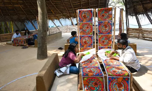 ഭ​ക്ഷ​ണ​ശാ​ല ക​ലാ​പ്ര​തി​ഷ്ഠ​യാ​ക്കി അ​നു​പ​മ കു​ണ്ഡു​വും ബാ​നി ആ​ബി​ദി​യും