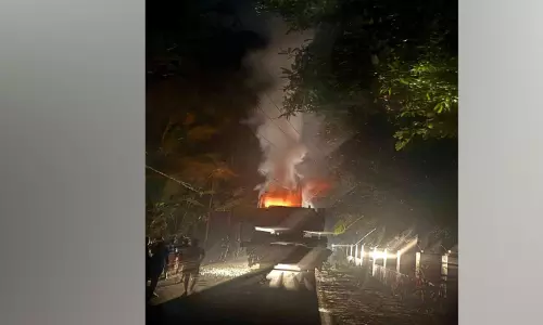 ട്ര​യി​ല​റി​ൽ കൊ​ണ്ടു​വ​ന്ന ഹി​റ്റാ​ച്ചി വൈ​ദ്യു​തി ലൈ​നി​ൽ ത​ട്ടി തീപിടിച്ചു