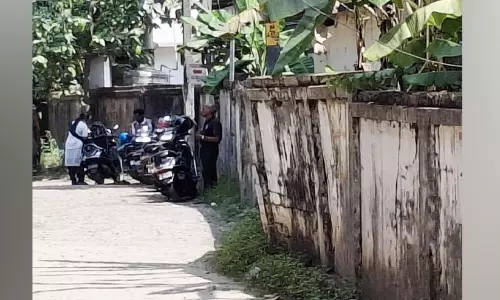 ആ​ശു​പ​ത്രി മ​തി​ൽ അ​പ​ക​ട ഭീ​ഷ​ണി​യാകുന്നു