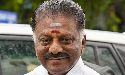 എ.ഐ.എ.ഡി.എം.കെയിൽ നിന്ന് പുറത്താക്കപ്പെട്ട ഒ. പനീർ ശെൽവം ഡി.എം.കെയിൽ ചേർന്നു