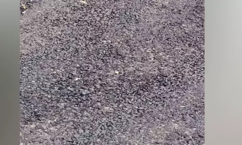 ടാറിങ് നടത്തി മൂന്നാം നാള്‍ മെറ്റൽ ഇളകി