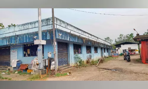 കോടികൾ മുടക്കിയ ആധുനിക മത്സ്യ മാർക്കറ്റ് കെട്ടിടം ഇപ്പോൾ മാലിന്യ സംഭരണ കേന്ദ്രം