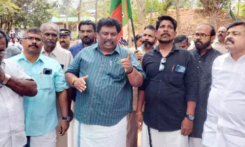 കുട്ടിയേയും പിതാവിനെയും ഡോക്ടർ മർദ്ദിച്ച സംഭവത്തിൽ സൂപ്രണ്ടിനെ തടഞ്ഞുവെച്ചു കുട്ടിയേയും പിതാവിനെയും ഡോക്ടർ മർദ്ദിച്ച സംഭവത്തിൽ സൂപ്രണ്ടിനെ തടഞ്ഞുവെച്ചു