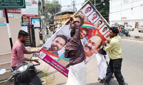 പ്രതിഷേധത്തിൽ ഫ്ലക്സ് കീറൽ ‘മത്സരം’ പ്രതിഷേധത്തിൽ ഫ്ലക്സ് കീറൽ ‘മത്സരം’