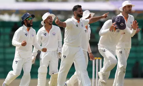 രഞ്ജിയിൽ ചരിത്ര കിരീടത്തിനരികെ ജമ്മു-കശ്മീർ, ലീഡ് 450 കടന്നു; ആഖിബിന് അഞ്ചു വിക്കറ്റ് രഞ്ജിയിൽ ചരിത്ര കിരീടത്തിനരികെ ജമ്മു-കശ്മീർ, ലീഡ് 450 കടന്നു; ആഖിബിന് അഞ്ചു വിക്കറ്റ്