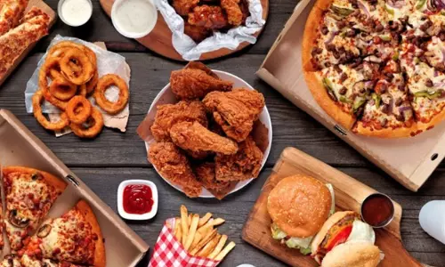 അബൂദബിയിൽ പൊതുസ്ഥലത്ത് ഫാസ്റ്റ്ഫുഡ് പരസ്യങ്ങൾക്ക് വിലക്ക് അബൂദബിയിൽ പൊതുസ്ഥലത്ത് ഫാസ്റ്റ്ഫുഡ് പരസ്യങ്ങൾക്ക് വിലക്ക്