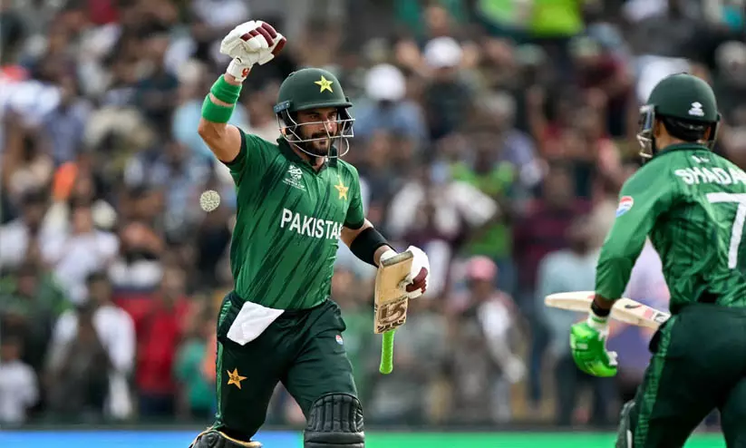 തച്ചുതകർത്ത് ഫർഹാനും ഫഖർ സമാനും; ലങ്കക്കെതിരെ 212 അടിച്ച് പാകിസ്താൻ, സെമിയിലെത്താൻ വേണം 65 റൺസിന്റെ ജയം തച്ചുതകർത്ത് ഫർഹാനും ഫഖർ സമാനും; ലങ്കക്കെതിരെ 212 അടിച്ച് പാകിസ്താൻ, സെമിയിലെത്താൻ വേണം 65 റൺസിന്റെ ജയം