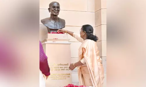 സ​ങ്കു​ചി​ത കാ​ല​ത്തെ പ്ര​തി​മ​യും, ബ​ഹു​സ്വ​ര​ത​ കാത്ത രാ​ജാ​ജി​യും