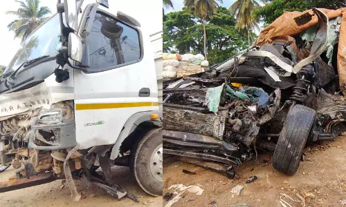 ലോറിയിലേക്ക് കാർ ഇടിച്ചുകയറി, കോഴിക്കോട്ട് മൂന്നു മരണം, തിരുവനന്തപുരത്ത് ബൈക്ക് ഫുട്പാത്തിലിടിച്ച് മൂന്നു മരണം