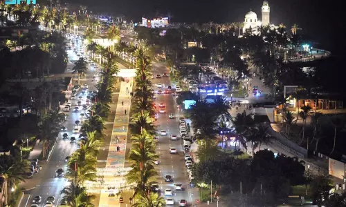 റമദാൻ രാവുകളിൽ ആവേശം പകർന്ന് ജിദ്ദ വാട്ടർഫ്രണ്ട് സ​ന്ദ​ർ​ശ​ക​രു​ടെ തി​ര​ക്കേ​റു​ന്നു