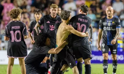 മെസ്സിയെ വലിച്ചുതാഴെയിട്ട് ആരാധകൻ, സംഭവം മയാമിയുടെ സൗഹൃദ മത്സരത്തിനിടെ -വിഡിയോ