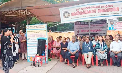 സർക്കാർ അവഗണന; മെഡിക്കല് കോളജില് പ്രതിഷേധ യോഗം, കൂട്ടരാജി സമര്പ്പിക്കാന് ഡോക്ടര്മാർ സർക്കാർ അവഗണന; മെഡിക്കല് കോളജില് പ്രതിഷേധ യോഗം, കൂട്ടരാജി സമര്പ്പിക്കാന് ഡോക്ടര്മാർ