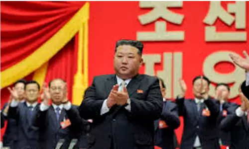 പാർട്ടി കോൺഗ്രസിന് ശേഷം ഉദ്യോഗസ്ഥർക്കും മകൾക്കും പൊതു വേദിയിൽ റൈഫിളുകൾ സമ്മാനിച്ച് കിം ജോങ് ഉൻ പാർട്ടി കോൺഗ്രസിന് ശേഷം ഉദ്യോഗസ്ഥർക്കും മകൾക്കും പൊതു വേദിയിൽ റൈഫിളുകൾ സമ്മാനിച്ച് കിം ജോങ് ഉൻ