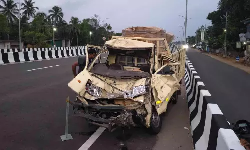 എടക്കഴിയൂരിൽ ടോറസും പിക്ക് അപ്പ് വാനും കൂട്ടിയിടിച്ച് അപകടം; ഡ്രൈവറുടെ നില ഗുരുതരം എടക്കഴിയൂരിൽ ടോറസും പിക്ക് അപ്പ് വാനും കൂട്ടിയിടിച്ച് അപകടം; ഡ്രൈവറുടെ നില ഗുരുതരം
