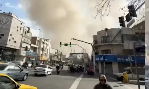 തെൽ അവീവിൽ ഇറാൻ ആക്രമണം; തിരിച്ചടിയിൽ പകച്ച് ഇസ്രായേൽ, സ്കൂളുകൾ അടച്ചു, നിരോധനാജ്ഞ പ്രഖ്യാപിച്ചു തെൽ അവീവിൽ ഇറാൻ ആക്രമണം; തിരിച്ചടിയിൽ പകച്ച് ഇസ്രായേൽ, സ്കൂളുകൾ അടച്ചു, നിരോധനാജ്ഞ പ്രഖ്യാപിച്ചു