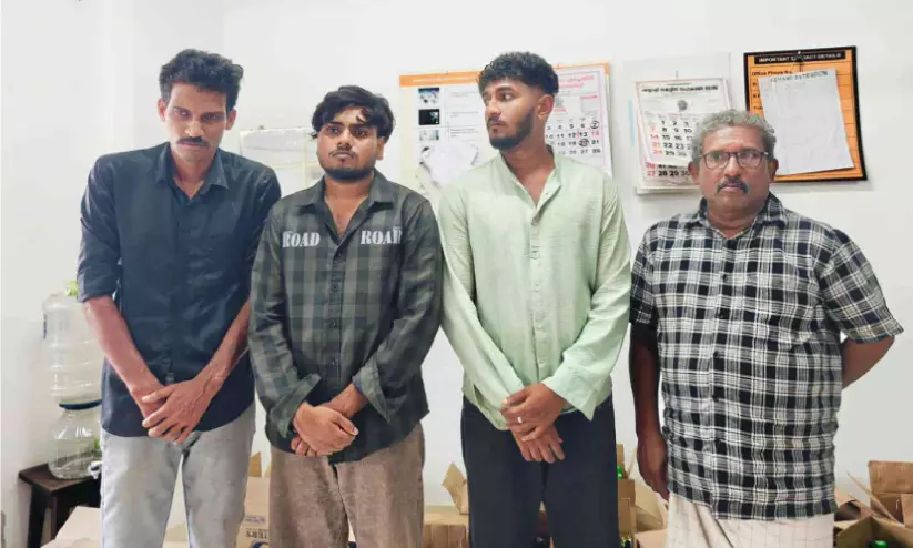 മാഹിയിൽനിന്ന് കടത്തുകയായിരുന്ന 307 കുപ്പി വിദേശ മദ്യവുമായി നാലു പേർ പിടിയിൽ മാഹിയിൽനിന്ന് കടത്തുകയായിരുന്ന 307 കുപ്പി വിദേശ മദ്യവുമായി നാലു പേർ പിടിയിൽ