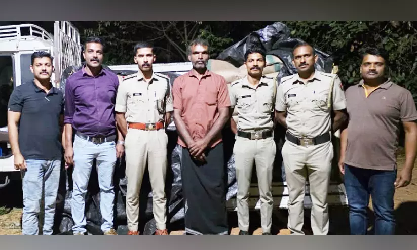 33750 പാക്കറ്റ് ഹാൻസ് പിടികൂടി 33750 പാക്കറ്റ് ഹാൻസ് പിടികൂടി