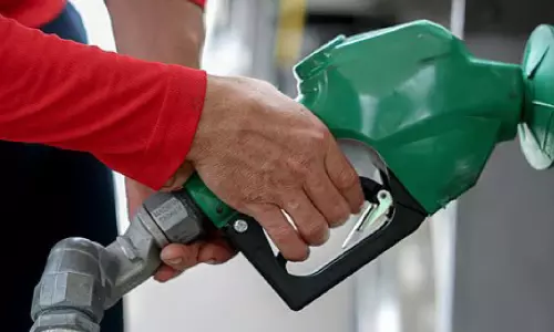 പെ​​ട്രോ​ളി​നും ഡീ​സ​ലി​നും നേ​രി​യ വി​ല വ​ർ​ധ​ന