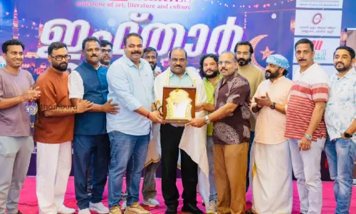 മി​ക​ച്ച ന​വാ​ഗ​ത സം​വി​ധാ​യ​ക​ൻ: ഷാ​ജു വ​ല​പ്പ​ന് റി​യാ​ദ് ടാ​ക്കീ​സി​​ന്റെ സ്നേ​ഹാ​ദ​ര​വ്