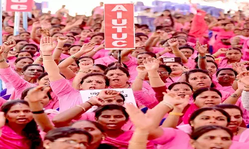 ഓ​ണ​റേ​റി​യം വ​ര്‍ധി​പ്പി​ക്ക​ണം, പ്ര​തി​ഷേ​ധ​വു​​മാ​യി ആ​ശ വ​ര്‍ക്ക​ര്‍മാ​ര്‍