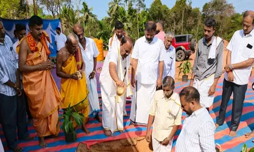 നി​രോ​ധനാ​ജ്ഞ ലം​ഘി​ച്ച് ക​മ്പ​ള ട്രാ​ക്കിന് കല്ലിട്ടു