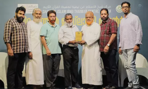 അ​ബ്​​ദു​റ​ഹ്മാ​ൻ വ​ള​പു​ര​ത്തി​ന് യാ​ത്ര​യ​യ​പ്പ് ന​ൽ​കി