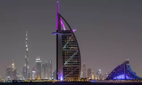 ഡ്രോൺ അവശിഷ്ടം വീണ് ബുർജ് അൽ അറബിൽ തീപിടിത്തം