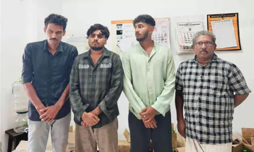 മാഹിയിൽനിന്ന് കടത്തുകയായിരുന്ന 307 കുപ്പി വിദേശ മദ്യവുമായി നാലു പേർ പിടിയിൽ