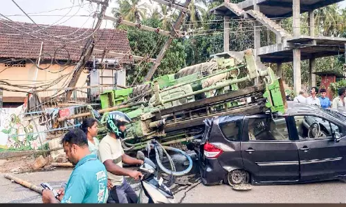 പ​രി​യാ​പു​ര​ത്ത് ട്രാ​ൻ​സ്‌​ഫോ​ർ​മ​ർ ത​ക​ർ​ത്ത് ലോ​റി മ​റി​ഞ്ഞു