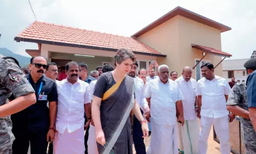 ടൗൺഷിപ് സന്ദർശിച്ച് പ്രിയങ്ക ഗാന്ധി ടൗൺഷിപ് സന്ദർശിച്ച് പ്രിയങ്ക ഗാന്ധി