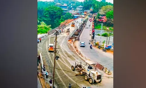 തൂ​ത​പ്പാ​ലം അ​വ​സാ​ന മി​നു​ക്കു​പ​ണി​യി​ൽ