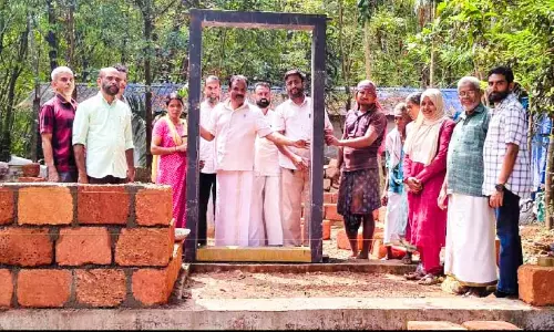 സ്നേ​ഹ​ഭ​വ​ന പ​ദ്ധ​തി​യു​മാ​യി എ​ട​ത്ത​നാ​ട്ടു​ക​ര ഹൈ​സ്കൂ​ൾ
