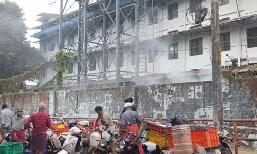 ആശുപത്രി മാലിന്യങ്ങൾക്ക് തീയിട്ടു; പലർക്കും ദേഹാസ്വാസ്ഥ്യം