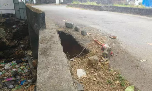 ലിങ്ക് റോഡ് ഇടിഞ്ഞ് ഗർത്തം രൂപപ്പെട്ടു