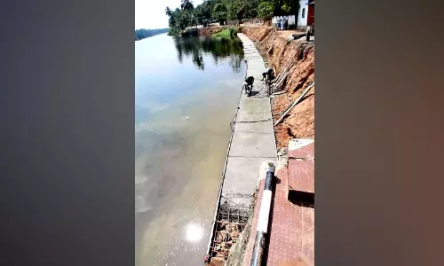 ഇടിഞ്ഞുതാണ തീരദേശ റോഡിന് സംരക്ഷണ ഭിത്തി ആവുന്നു ഇടിഞ്ഞുതാണ തീരദേശ റോഡിന് സംരക്ഷണ ഭിത്തി ആവുന്നു