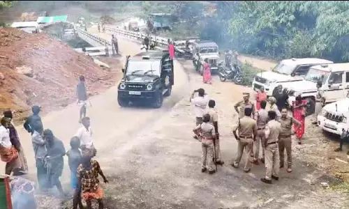 കുറത്തികുടിയിലേക്ക് തുടങ്ങിയ ബസ് സർവീസ്​ തടഞ്ഞു; വനപാലകർക്കെതിരെ ആദിവാസികൾ