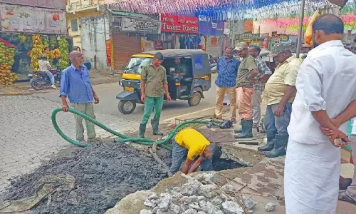 കുമളി ടൗണിലെ ഓടയിൽ ടൺ കണക്കിന് മാലിന്യം