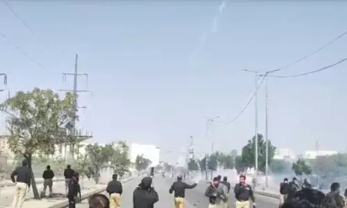 ഖാംനഈയുടെ മരണം: കറാച്ചിയിൽ യു.എസ് കോൺസുലേറ്റിന് നേരെ ആക്രമണം- വെടിവെപ്പ്, എട്ട് മരണം