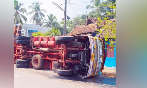 പച്ചക്കറി കയറ്റി വന്ന ലോറി മറിഞ്ഞു
