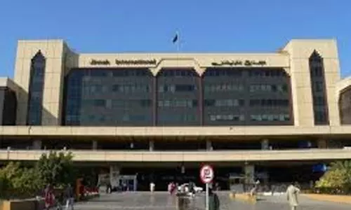 പാകിസ്താൻ വിമാനത്താവളത്തിൽ കുടുങ്ങി മലയാളികൾ; ഇന്ത്യയിലേക്കെത്തിക്കാൻ ശ്രമം