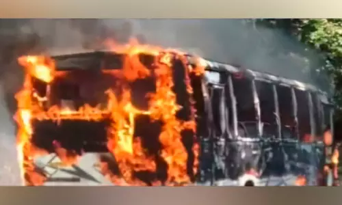 ഓ​ടു​ന്ന ബ​സി​ന് തീപി​ടി​ച്ചു