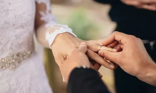 മി​ശ്ര വി​വാ​ഹി​ത​ർ​ക്കു​ള്ള സ​ർ​ക്കാ​ർ സ​ഹാ​യ​ അ​പേ​ക്ഷ​ക​ൾ​ക്ക് ചു​വ​പ്പ് നാ​ട​യി​ൽ വി​ശ്ര​മം