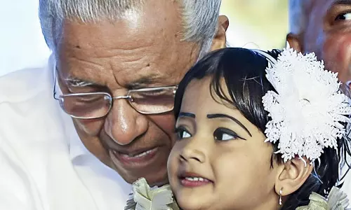 നൈസ മോളെ ചേർത്തുപിടിച്ച് മുഖ്യമന്ത്രി നൈസ മോളെ ചേർത്തുപിടിച്ച് മുഖ്യമന്ത്രി