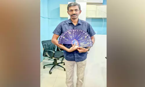 ‘ഉ​പ​ജീ​വ​ന’ മ​ന്ത്രവുമായി രാജു മാഷ്; വി​ദ്യാ​ർ​ഥി​ക​ൾ​ക്ക് പെ​രു​ന്നാ​ൾ കു​പ്പാ​യം
