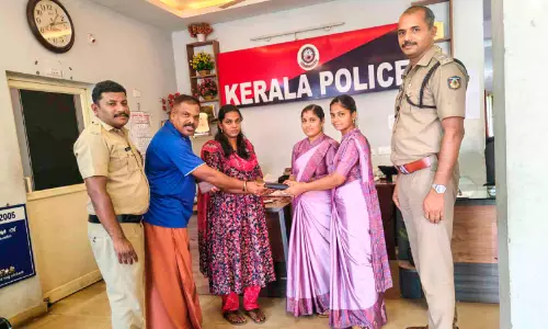 സ്വ​ർ​ണാ​ഭ​ര​ണ​വും പ​ണ​വു​മ​ട​ങ്ങി​യ പ​ഴ്സ് തി​രി​കെ ന​ൽ​കി മാ​തൃ​ക​യാ​യി